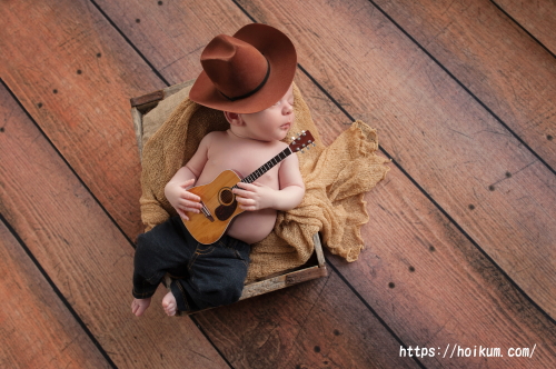 ギター演奏者のコスプレする赤ちゃん