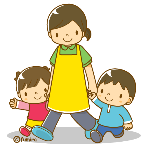 3歳の女の子と5歳の男の子と手をつなぐ保育士